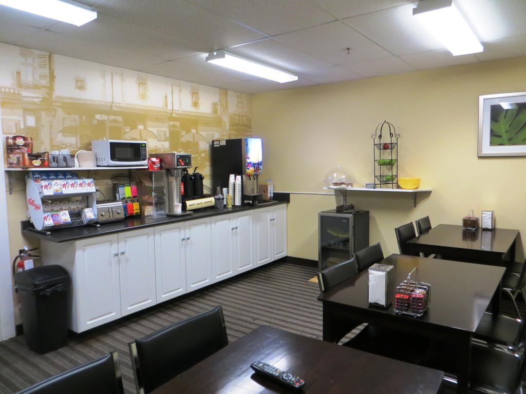 Super 8 By Wyndham Saskatoon Near Downtown Hotel Ngoại thất bức ảnh