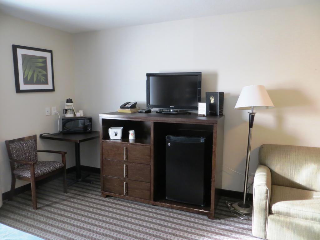 Super 8 By Wyndham Saskatoon Near Downtown Hotel Ngoại thất bức ảnh