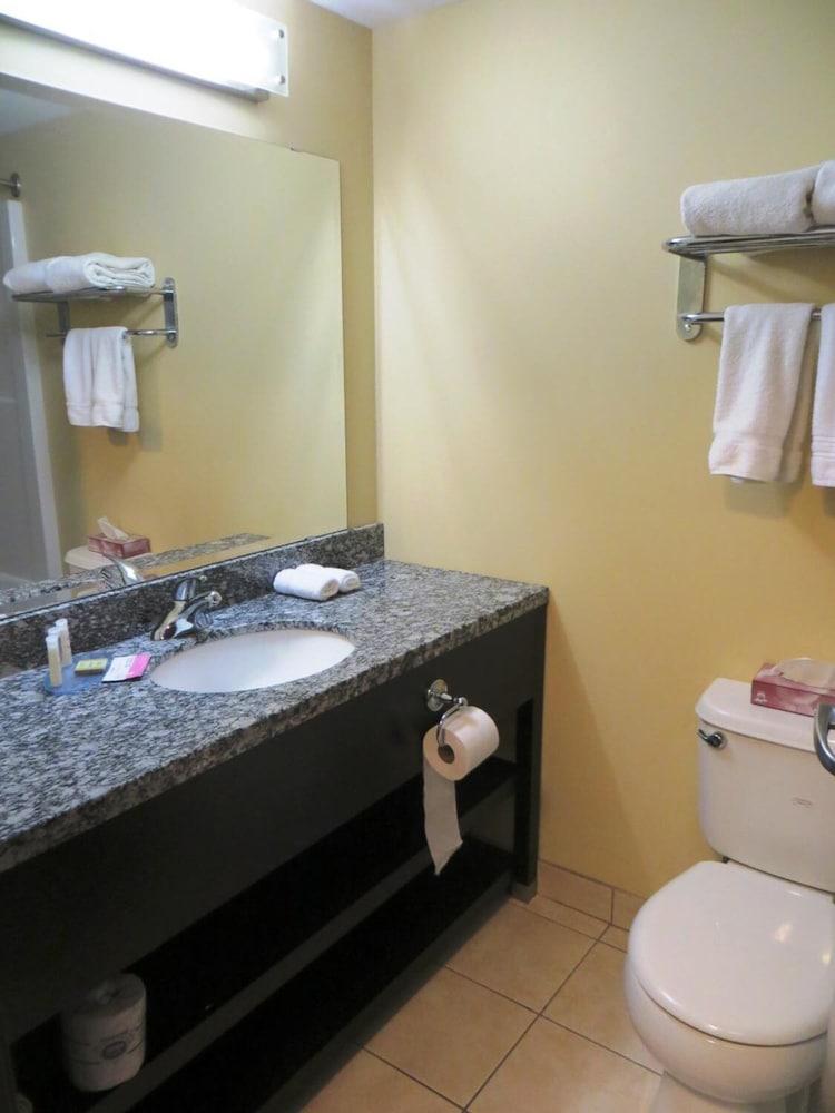 Super 8 By Wyndham Saskatoon Near Downtown Hotel Ngoại thất bức ảnh