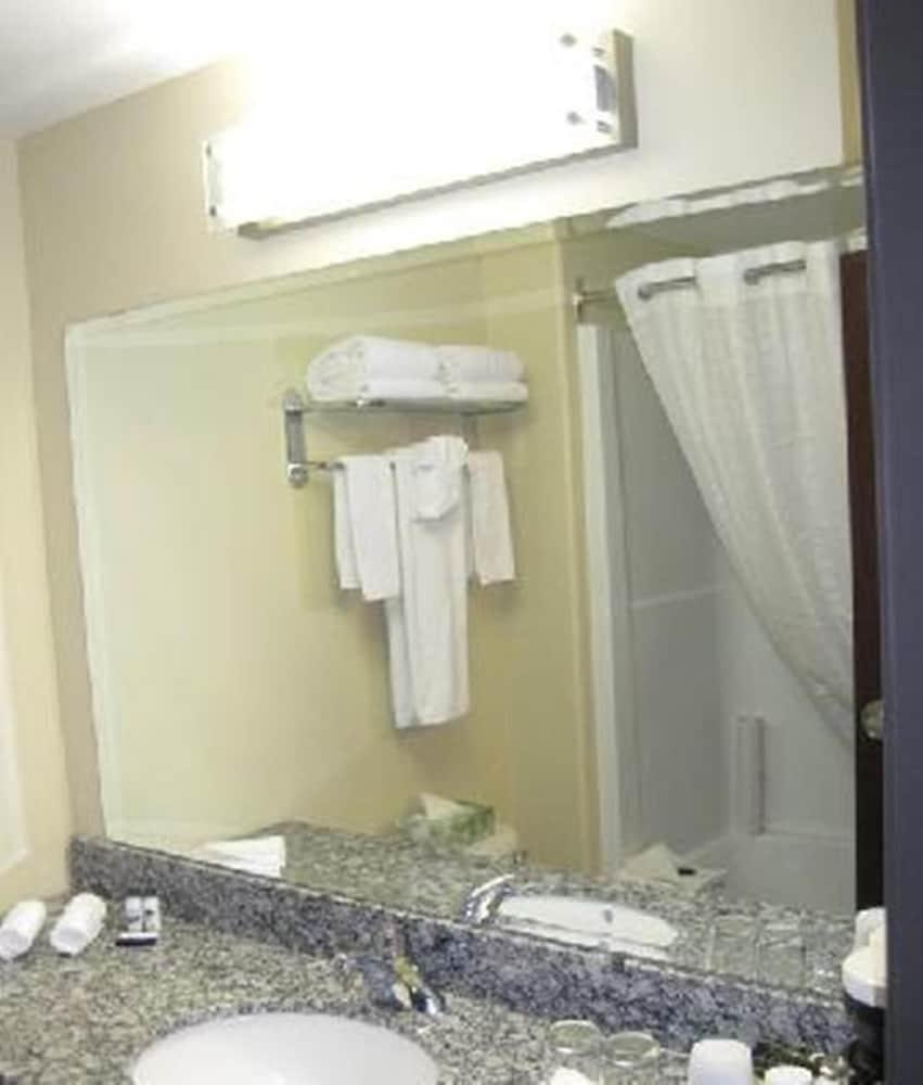 Super 8 By Wyndham Saskatoon Near Downtown Hotel Ngoại thất bức ảnh