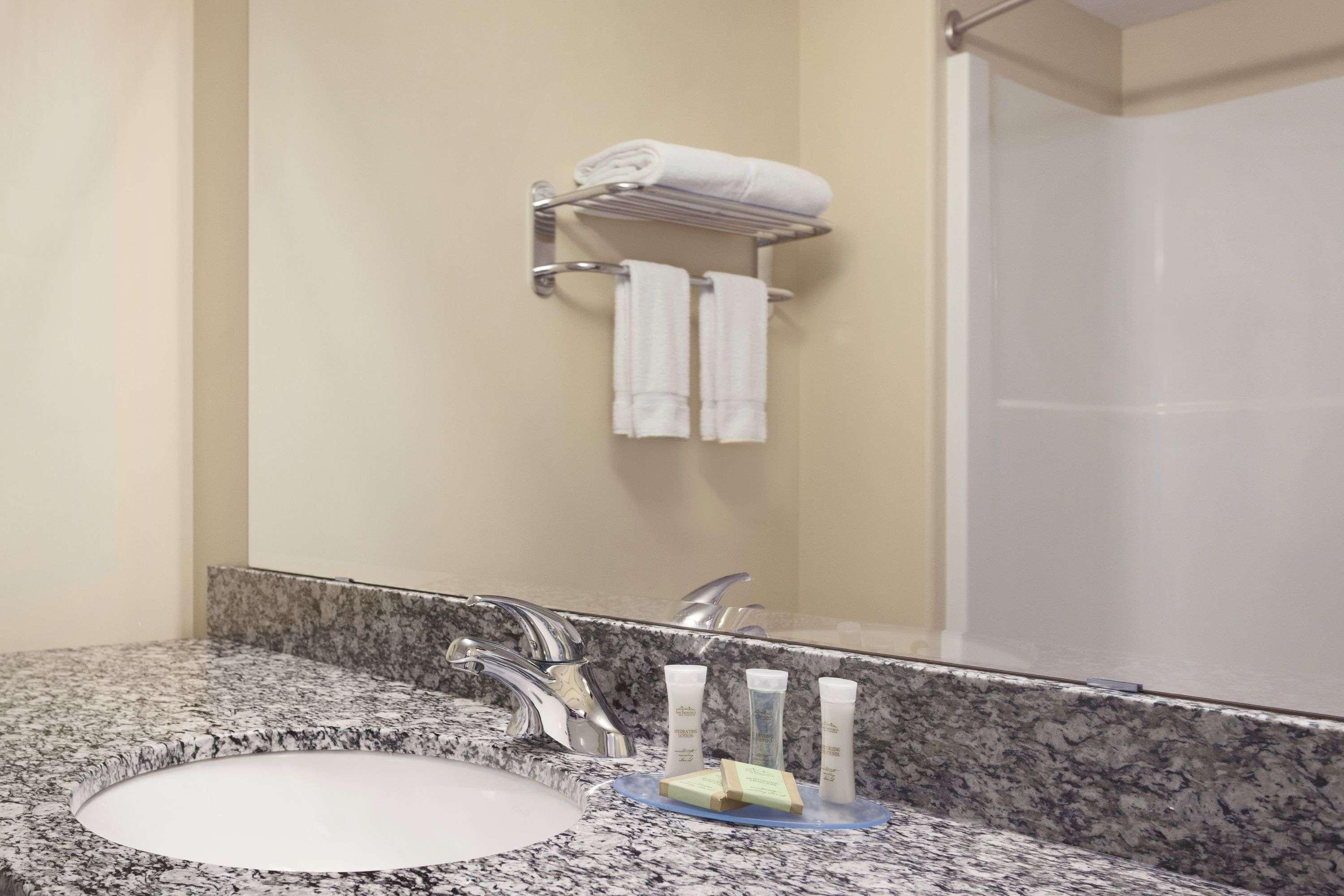 Super 8 By Wyndham Saskatoon Near Downtown Hotel Ngoại thất bức ảnh