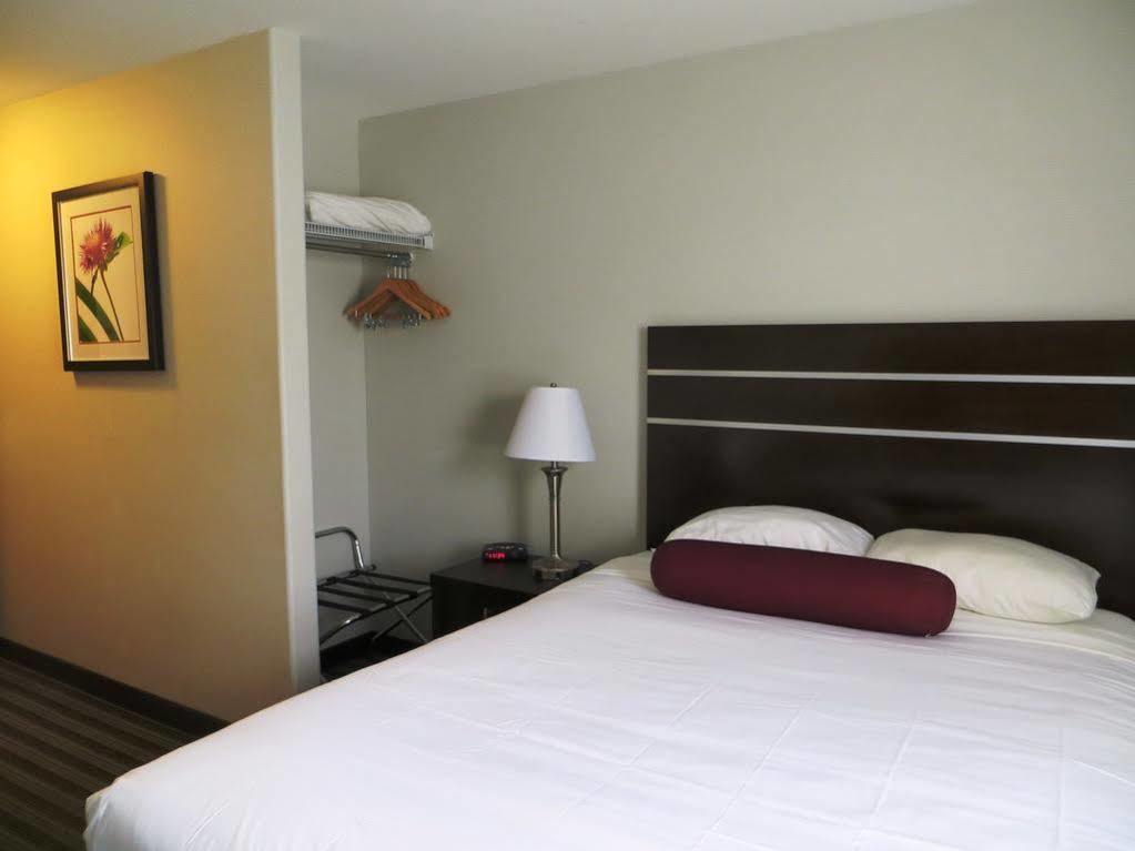 Super 8 By Wyndham Saskatoon Near Downtown Hotel Ngoại thất bức ảnh