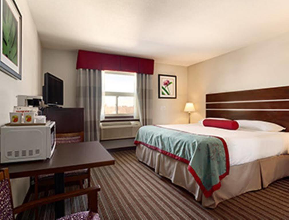 Super 8 By Wyndham Saskatoon Near Downtown Hotel Ngoại thất bức ảnh